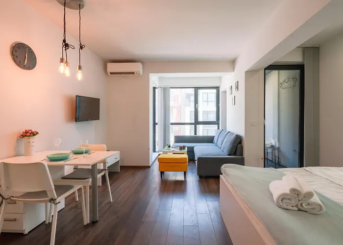 Bright In The Center Apartment *